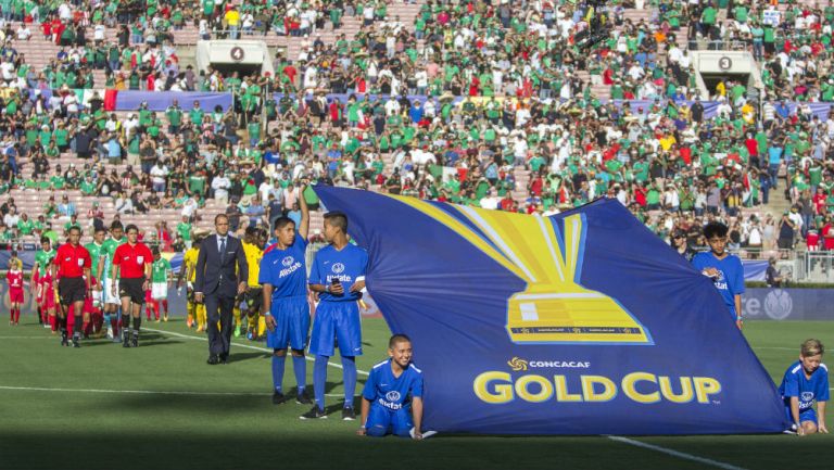 Bandera de la Copa Oro previo a un duelo entre México y Jamaica 