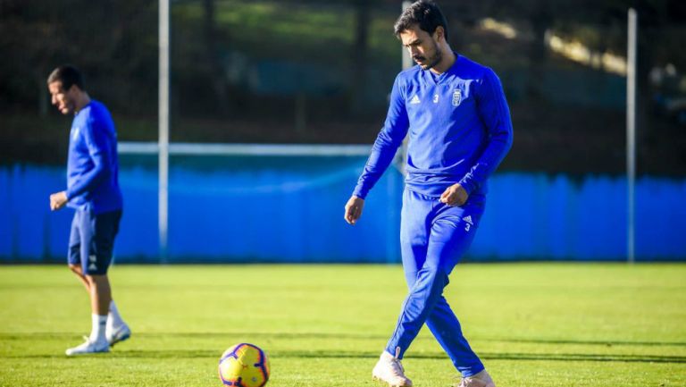 Oswaldo Alanís en entrenamiento con el Real Oviedo 