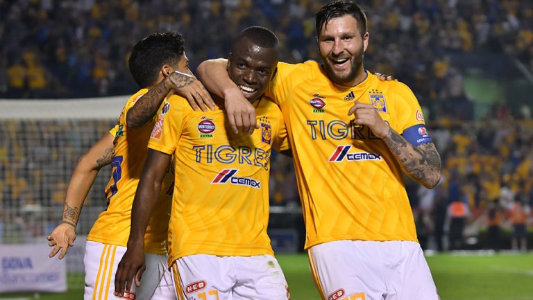 Gignac y Valencia, tras un gol de Tigres