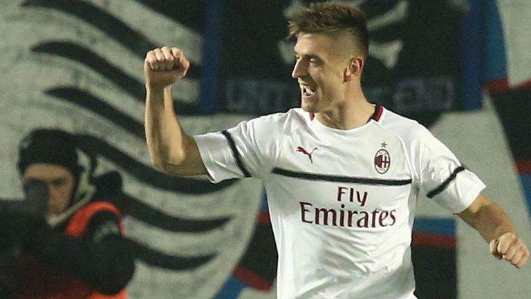 Krzysztof Piatek celebra gol contra el Atalanta 