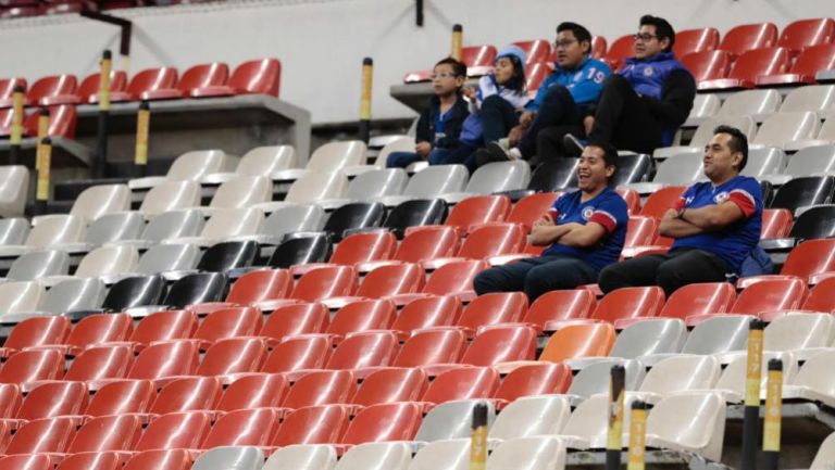 Algunos aficionados del Cruz Azul durante el juego contra Alebrijes