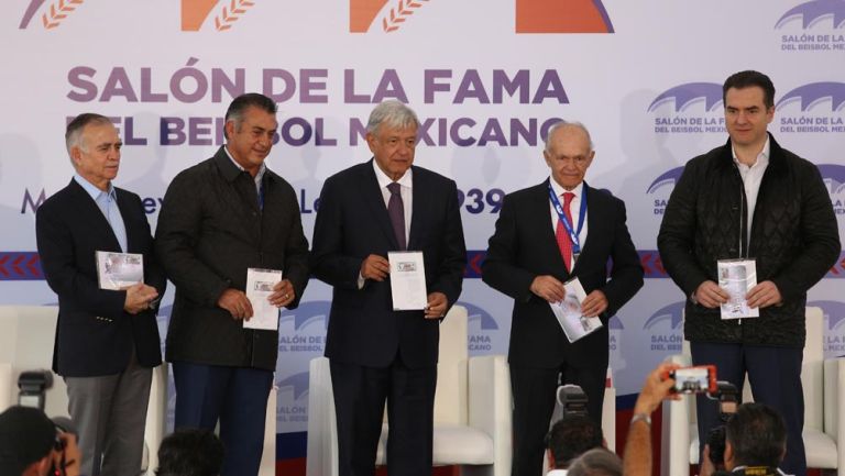 López Obrador y compañía en inauguración del Salón de la Fama