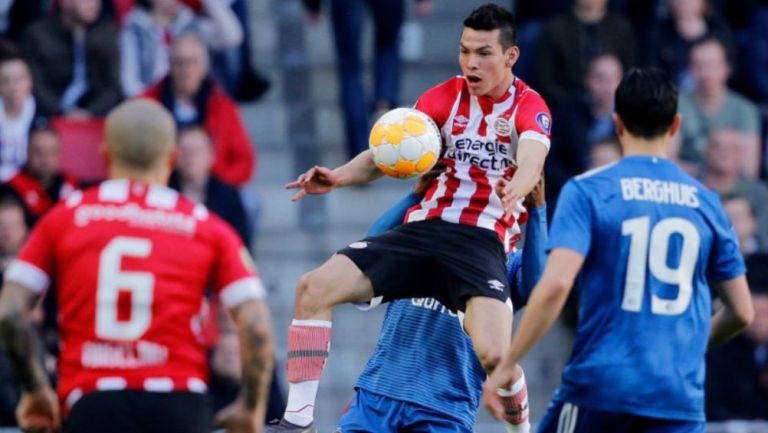 Lozano controla el balón en el partido vs Feyenoord