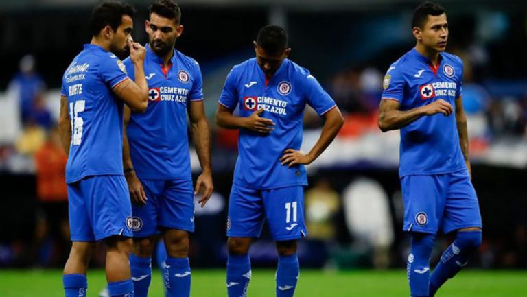 Jugadores de Cruz Azul, cabizbajos en el Azteca