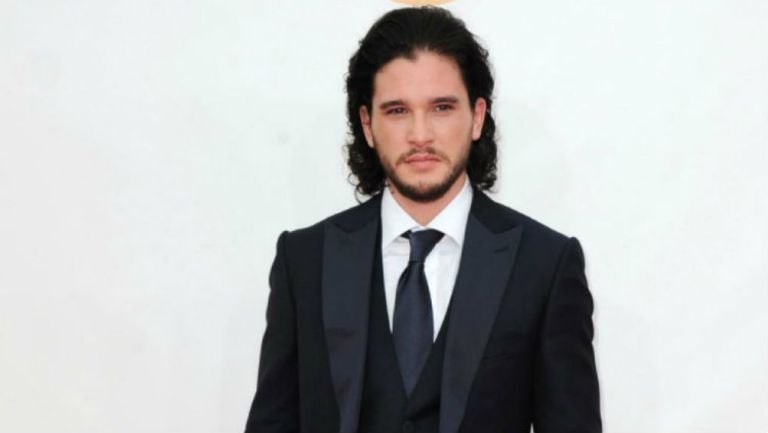 Kit Harington durante una alfombra roja