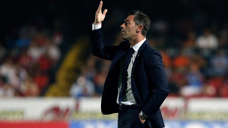 Caixinha se lamenta en un juego del Cruz Azul