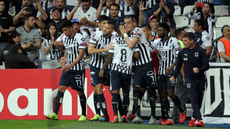 Jugadores de Rayados celebran anotación contra los Paquidermos