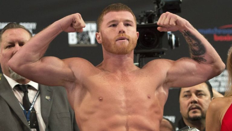 Canelo álvarez en una ceremonia de pesaje