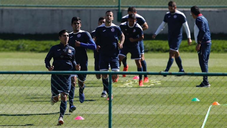 José Madueña al frente del grupo con Cruz Azul