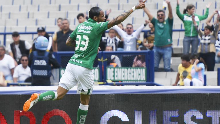 Vinicio Angulo festeja un gol con León