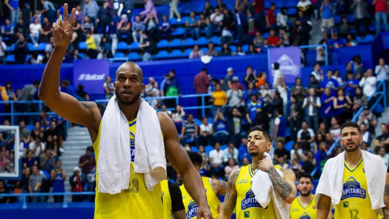 Los jugadores de Capitanes festejan tras el triunfo