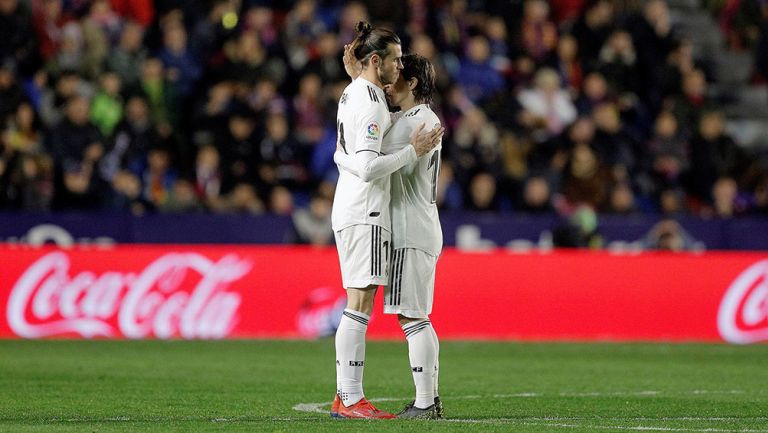 Modric abraza a Bale tras un partido del Real Madrid