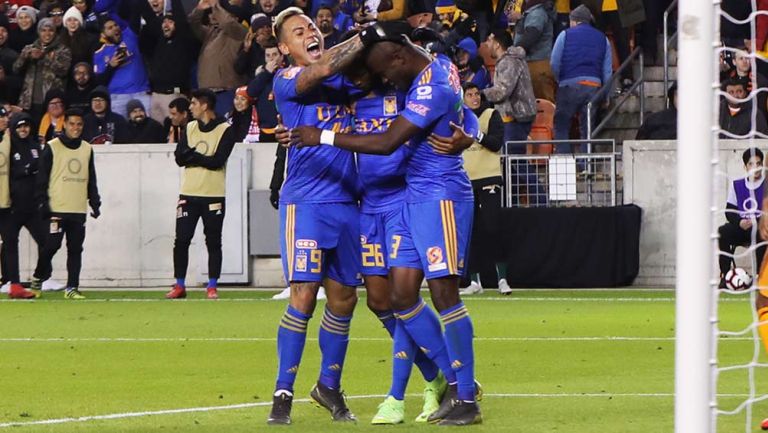 El festejo de Vargas, Quiñones y Valencia tras el gol contra Dynamo