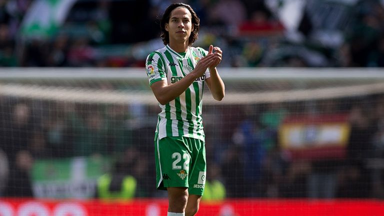 Diego Lainez aplaude en juego del Betis 