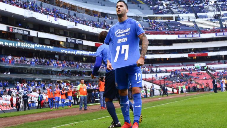Édgar Méndez celebra gol con Cruz Azul en el Azteca