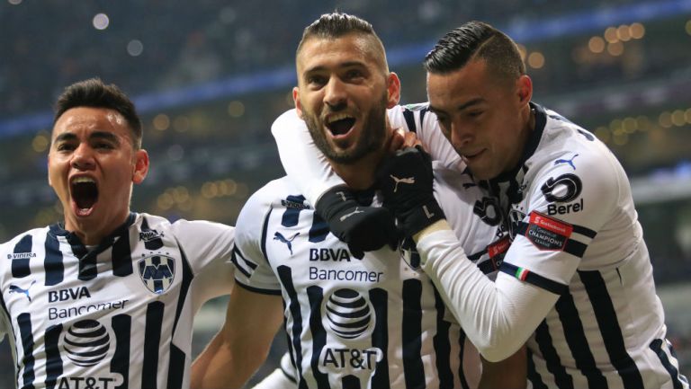 Jugadores de Rayados celebran anotación de Nico Sánchez