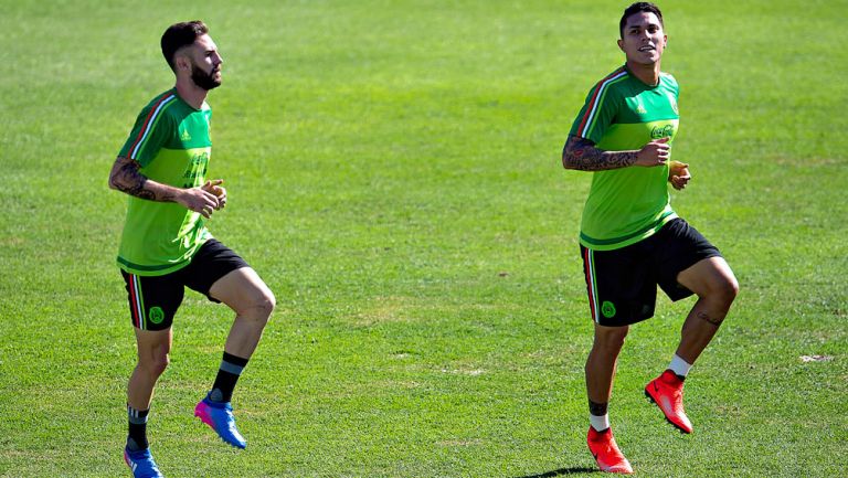 Layún y Salcedo, durante un entrenamiento con el Tri 