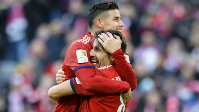 James Rodríguez y Martínez festejan gol de Bayern Munich 