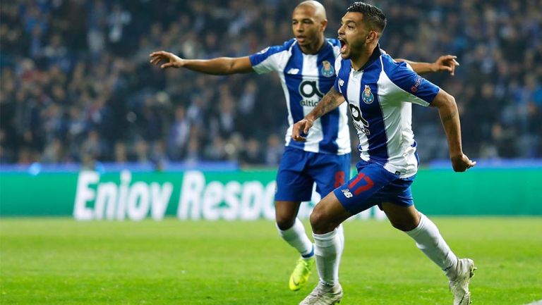 Tecatito Corona festejando un gol con el Porto 