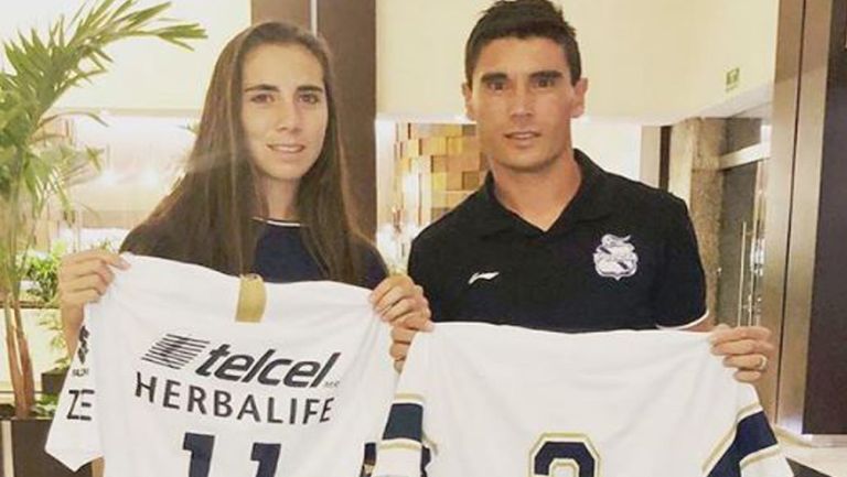 Deneva y Alustiza intercambian playeras de Pumas