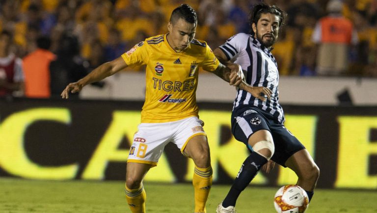 Lucas Zelarayán y Rodolfo Pizarro disputan un balón