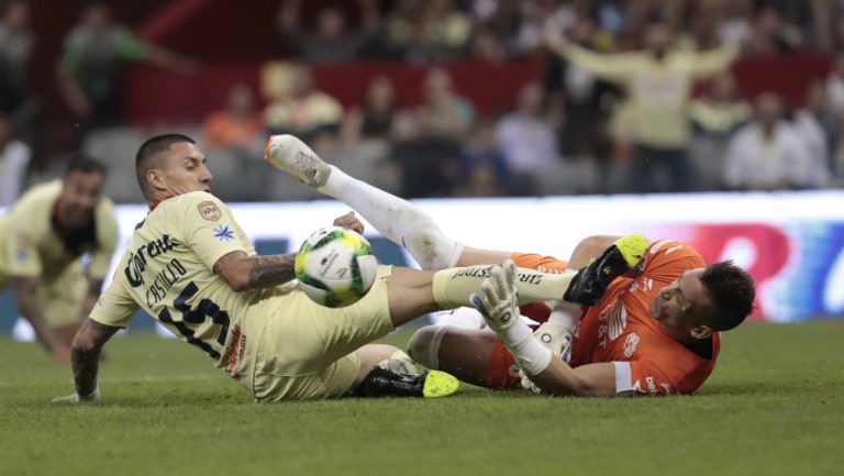 Nicolás Castillo y Nicolás Vikonis durante la polémica jugada