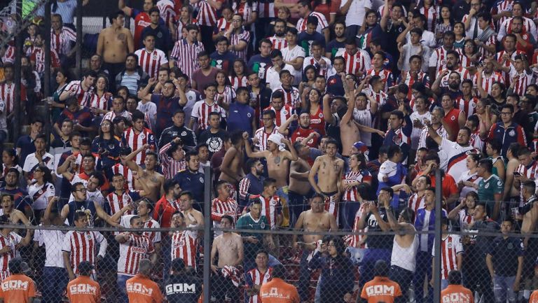 Afición apoya a Chivas en el duelo contra Gallos