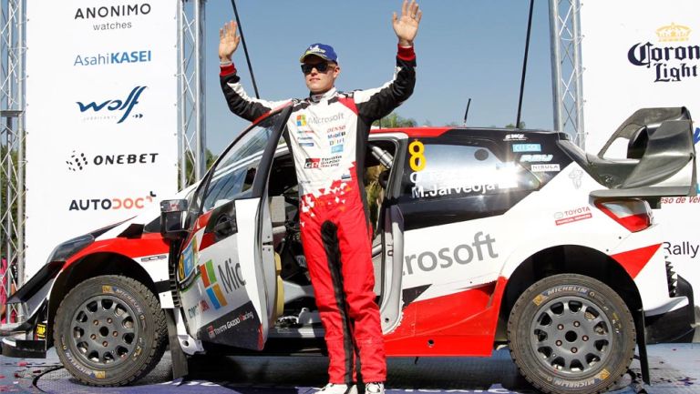 Ott Tänak posa en el podio del XVI Rally Guanajuato México