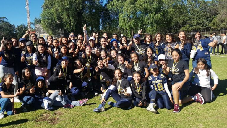 Integrantes del equipo Pumas Blanco Flag 