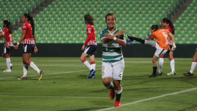 Cinthya Peraza festeja tras su gol frente a Chivas en el C2019