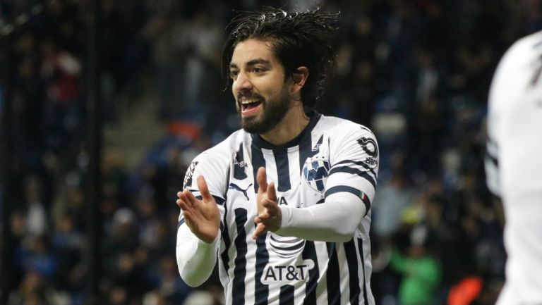 Pizarro festejando un gol con Monterrey 