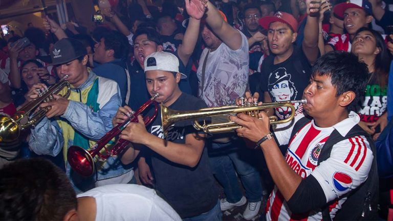 Afición de Chivas le da serenata al equipo