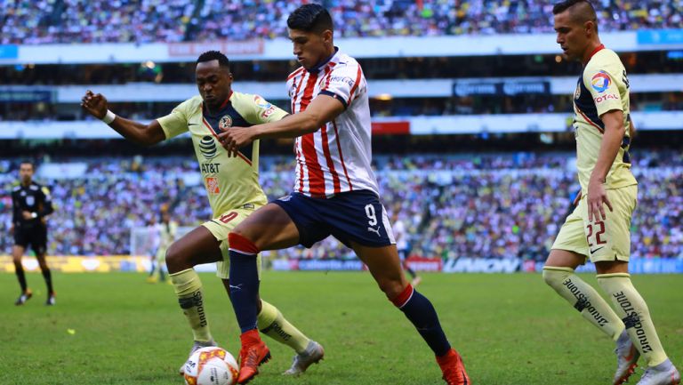 Pulido pelea el balón con Ibarra en el Clásico Nacional 