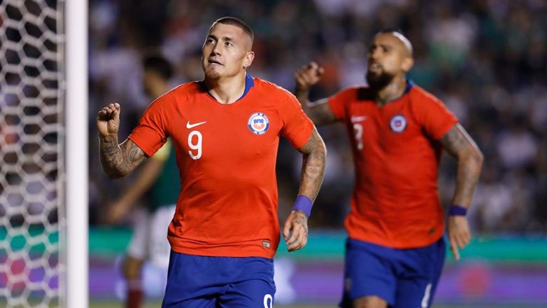 Nico Castillo festeja un gol con Chile