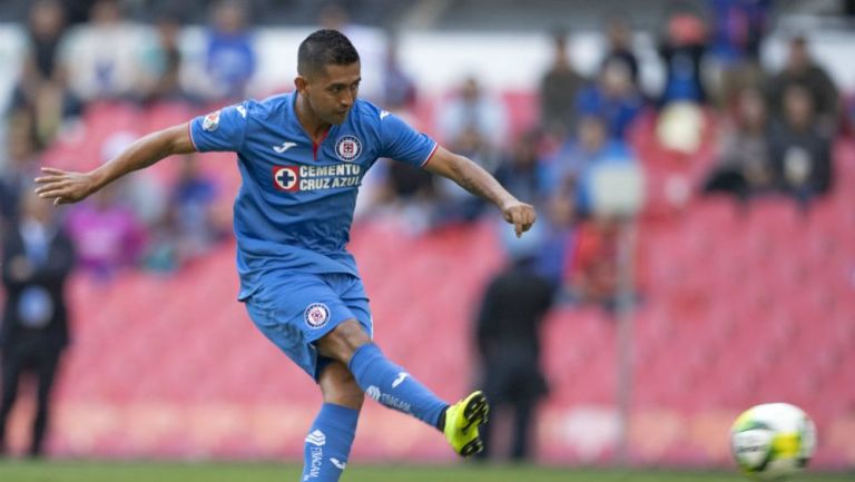 Elías Hernández, durante un juego de Cruz Azul