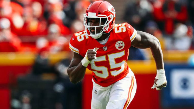 Dee Ford se distingue por su gran fortaleza como linebacker