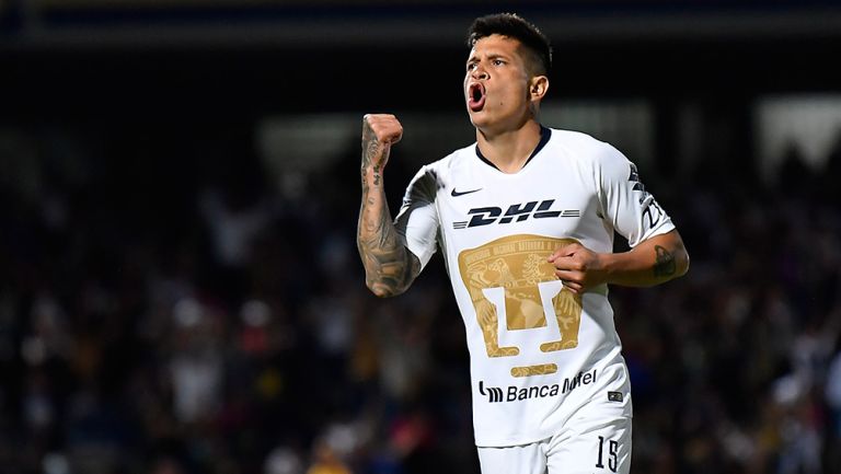 Juan Manuel Iturbe festeja un gol con Pumas