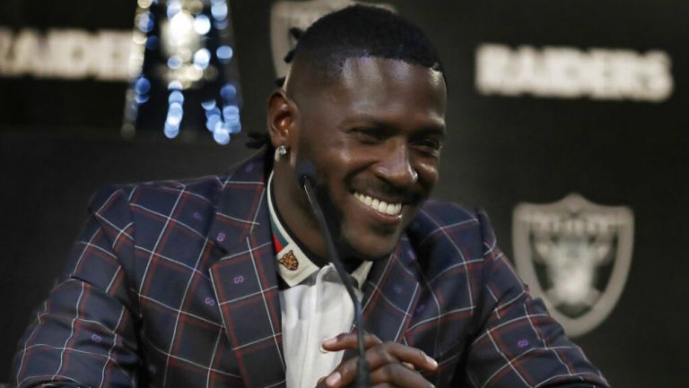 Antonio Brown durante su presentación con los Raiders