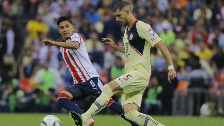 Guido Rodríguez hace un pase en el Clásico Nacional 