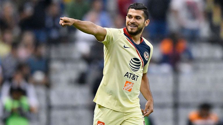 Henry Martín festejando un gol con el América 