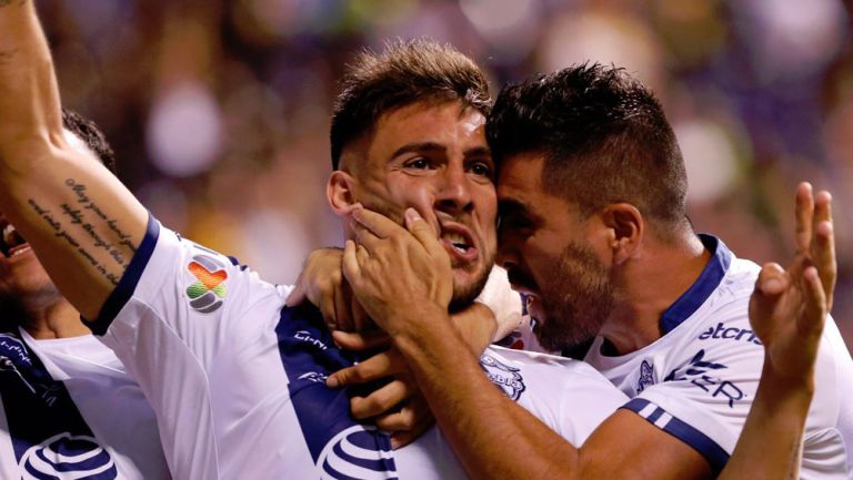 Jugadores de Puebla celebran anotación contra Pumas