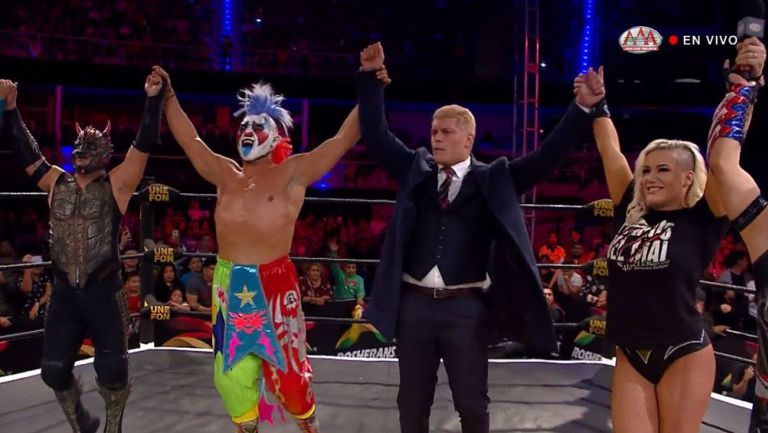 Cody Rhodes festeja con luchadores de AAA en el ring