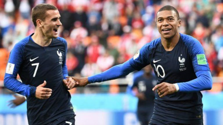 Griezmann y Mbappé durante un partido con la Selección de Francia