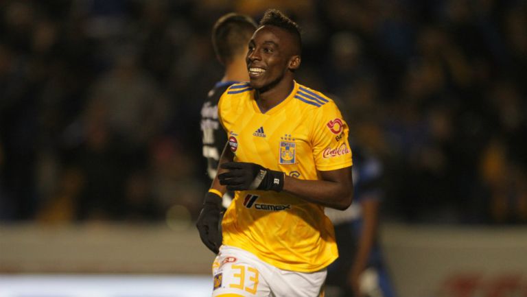 Julián Quiñones festeja uno de sus goles contra Gallos