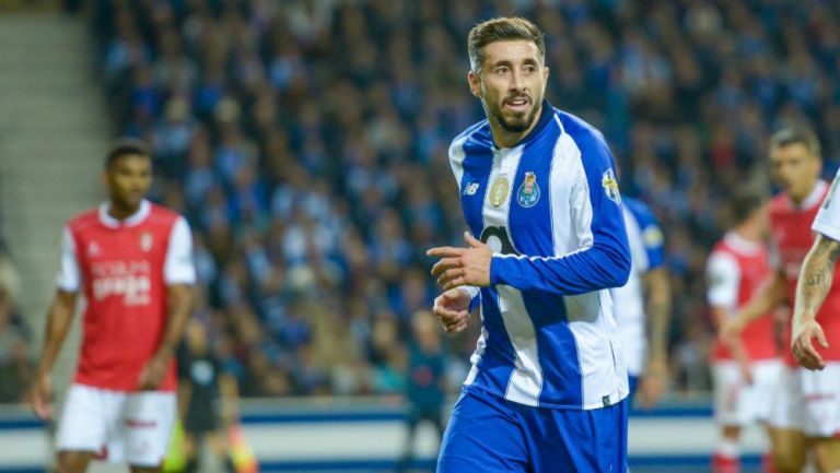 Héctor Herrera durante un partido con el Porto