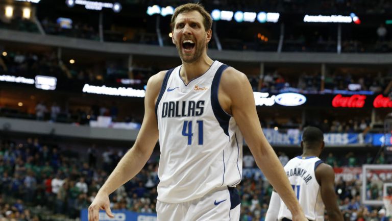 Dirk Nowitzki durante un juego de los Mavericks