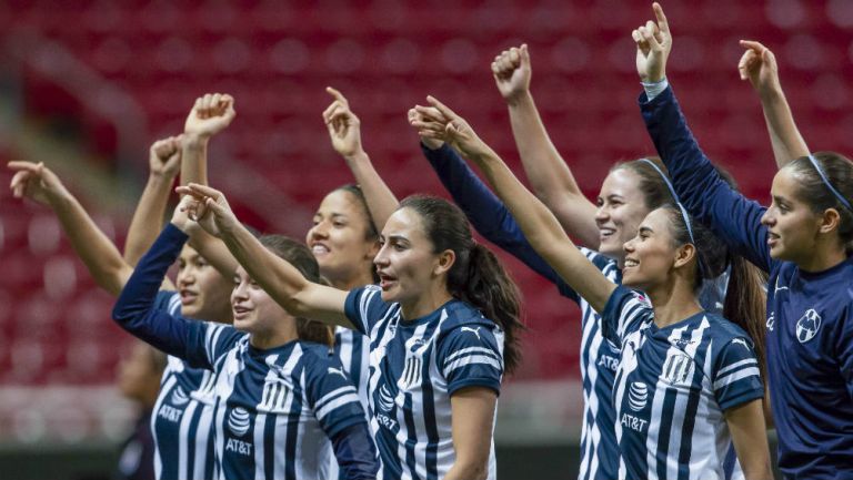 Jugadoras de Rayadas festejan el triunfo