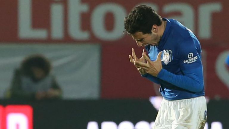 Antonio Briseño se lamenta durante un juego con el Feirense
