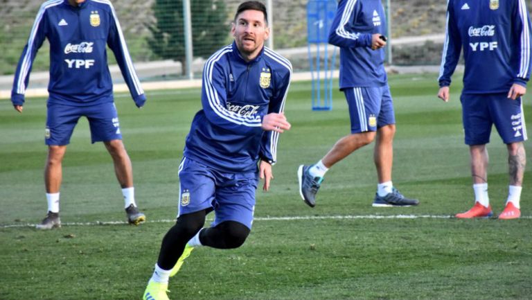 Lionel Messi durante un entrenamiento con la Albiceleste 
