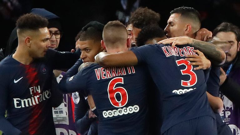 Jugadores del PSG celebran gol en la Liga 